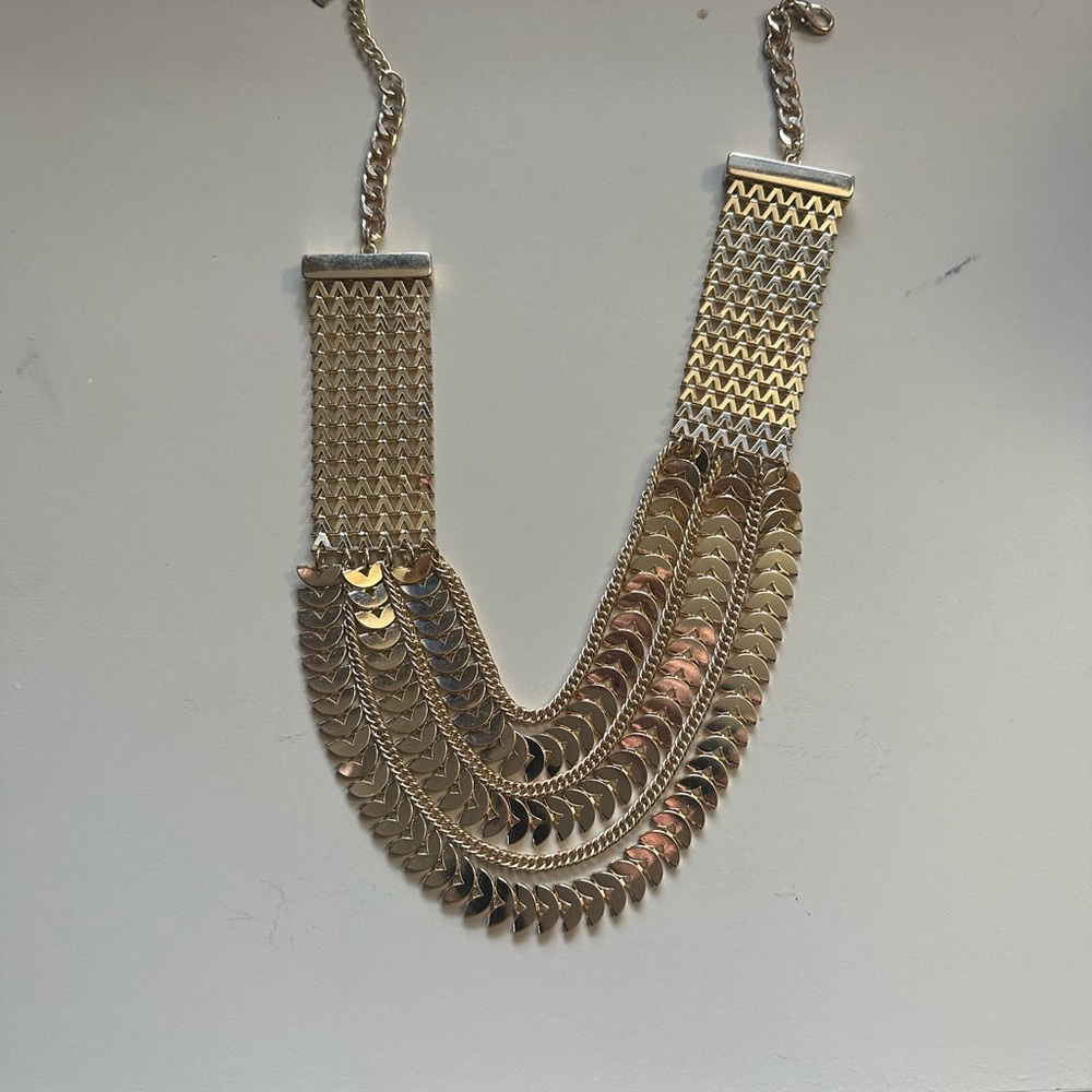 Shiny and showstopping necklaxe
